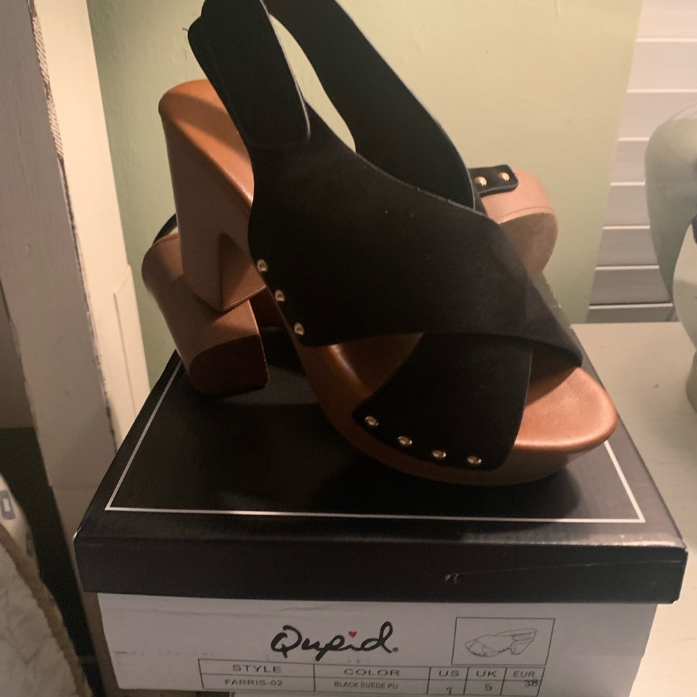 Black suede platform sandal, size 7